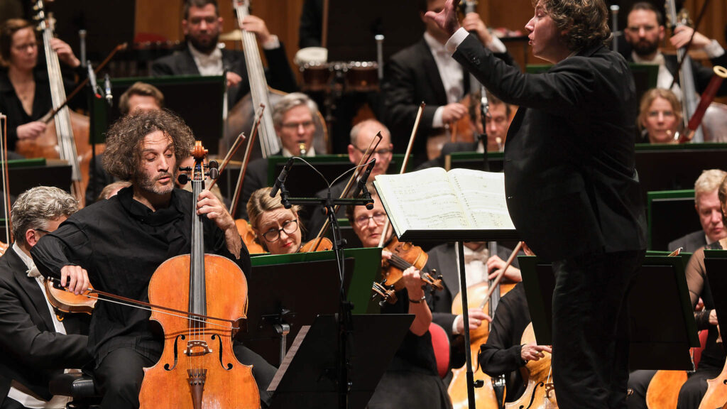 Maxim Emelyanychev leder Sveriges Radios Symfoniorkester och den tysk-franske cellisten Nicolas Altstaedt i Grażyna Bacewicz andra cellokonsert.