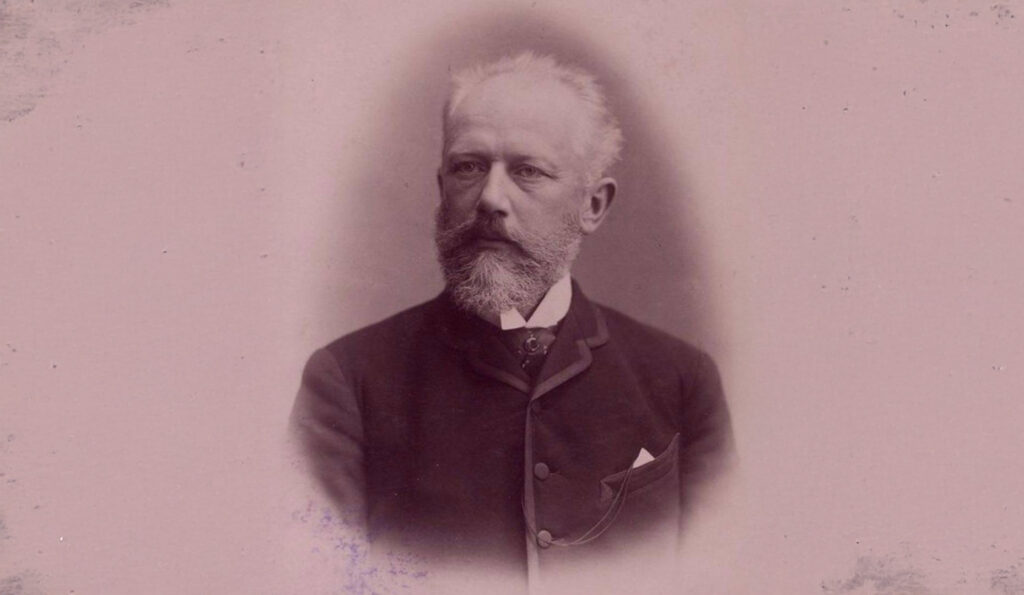 Porträttbild av vithårig Tjajkovskij med skägg och mustasch.