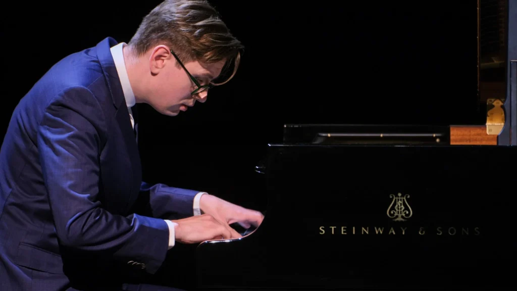 Pianisten Víkingur Ólafsson spelar på ett piano.