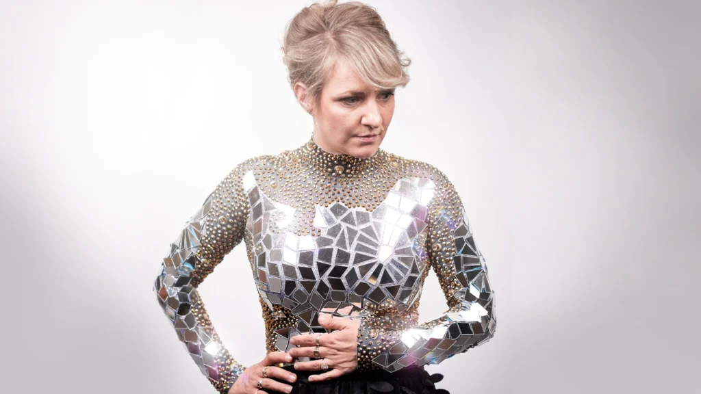 Andrea Tarrodi i en spegelprydd överdel.